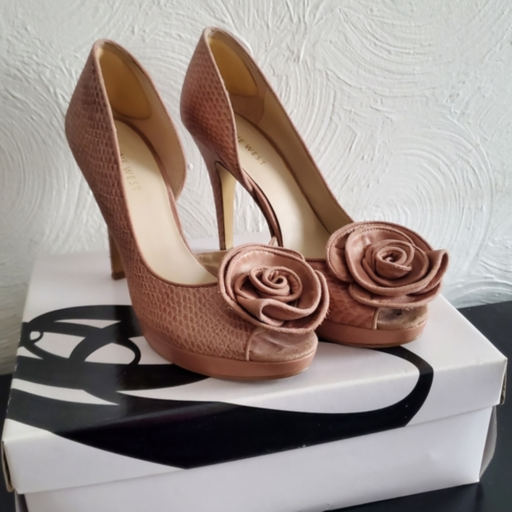 BARBIE PARTY- Nine West "MAKE A SCENE" Sz 7 Light Pink-Embossed Floral